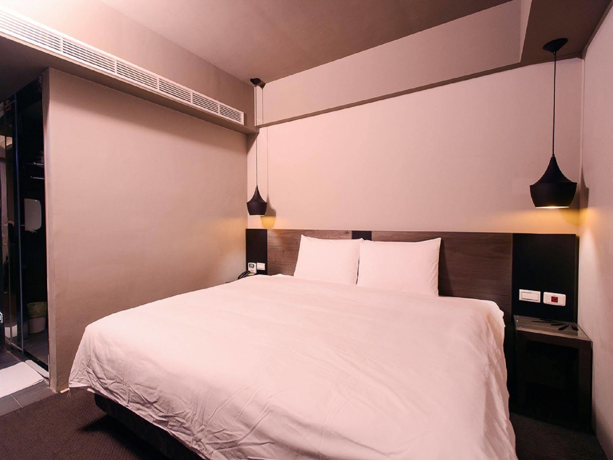 Kiwi Express Hotel - Jiuru Rd Kaohsiung Bagian luar foto