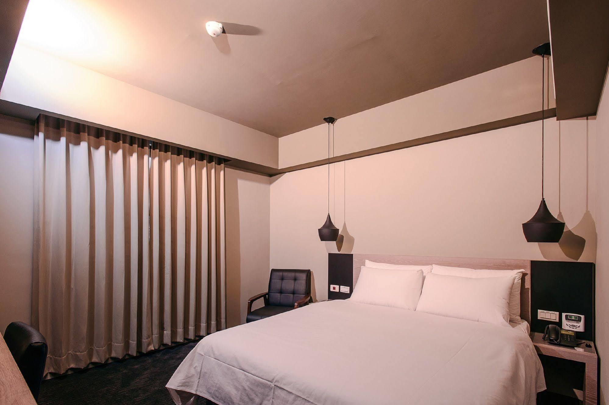 Kiwi Express Hotel - Jiuru Rd Kaohsiung Bagian luar foto