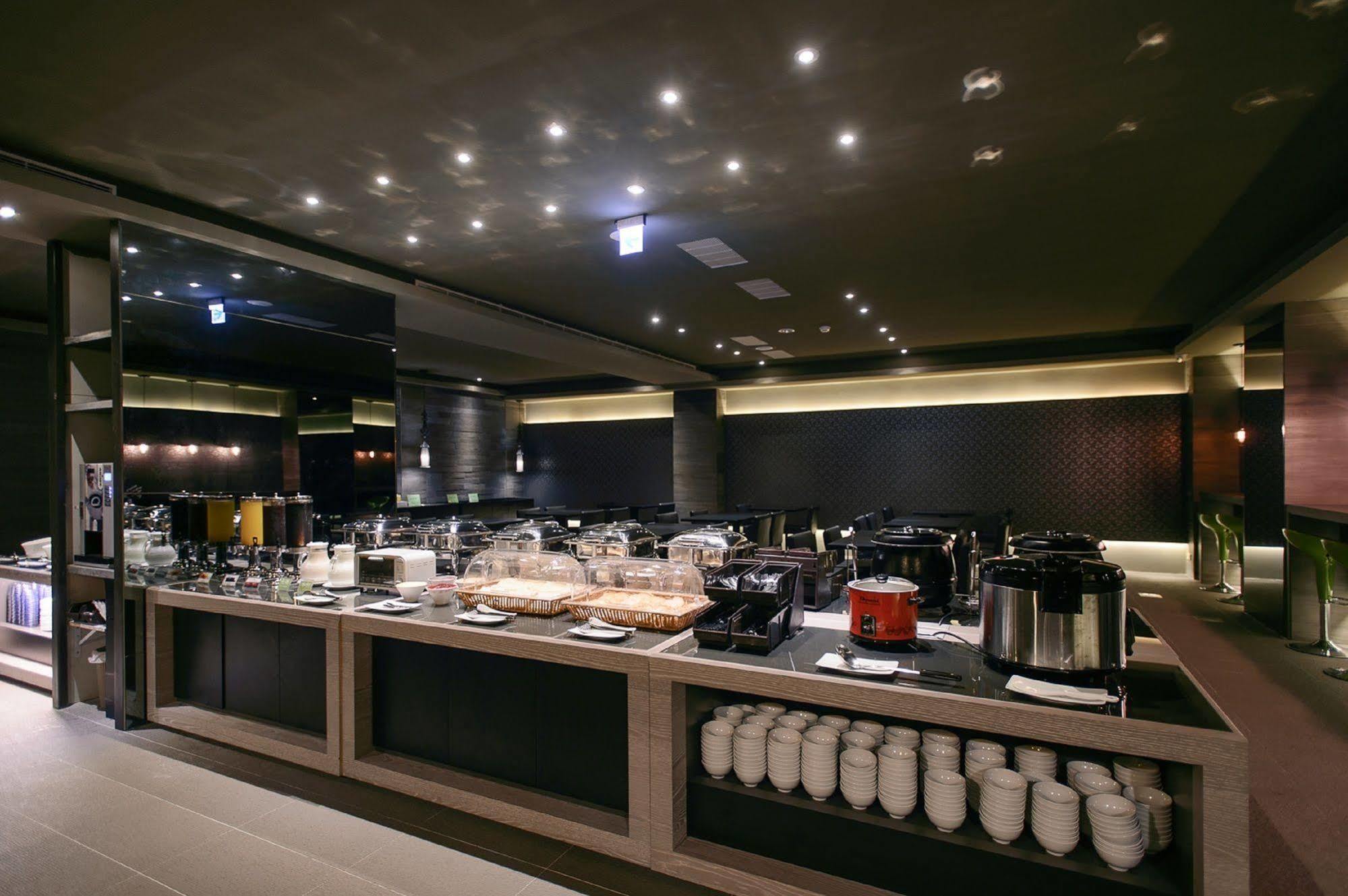 Kiwi Express Hotel - Jiuru Rd Kaohsiung Bagian luar foto